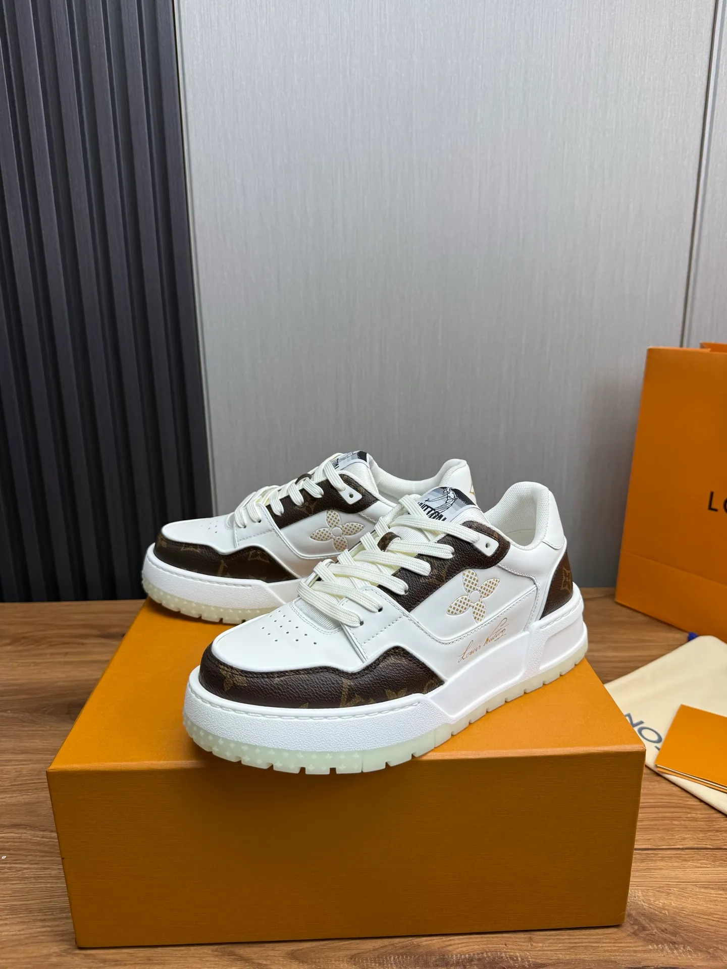 Men's shoes 💰860💰 LV. High version counters are on sale at the same time ⬆️ Men's new sneakers 🔥 The uppers are imported cowhide; "High-end, high-end, classy, ​​noble" workmanship is exquisite (original cowhide is used inside), soles: Original outsole specially provided by the original factory, taken in real life 🎬. Yardage: 38-44. (38.45 can be customized)